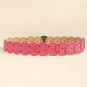 Nahaufnahme des rosa Westerngürtels mit runden Lederscheiben und Vintage Metallnieten Details