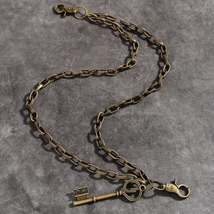 Détail de la chaîne de pantalon punk vintage avec mousquetons et pendentif clé éclair