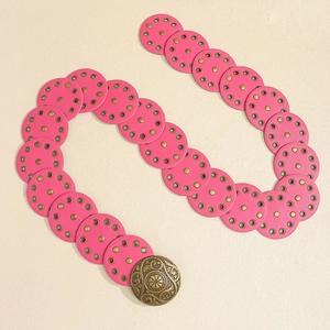 Details der rosa Lederkreise mit bronzener Schnalle und floraler Prägung im Vintage-Stil