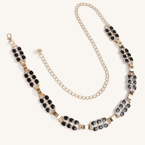 Chaîne de taille en métal doré avec trèfles noirs et petits cristaux blancs