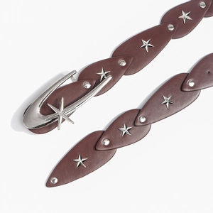 Cintura in pelle marrone con borchie a stella d'argento e fibbia metallica in stile punk