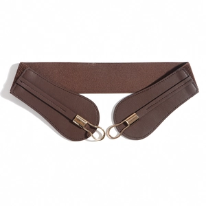 Ceinture large vintage marron pour femme avec boucle double anneau dorée sur fond blanc
