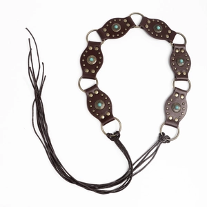 Détail de la ceinture bohème avec incrustations de turquoise sur cuir et anneaux en métal