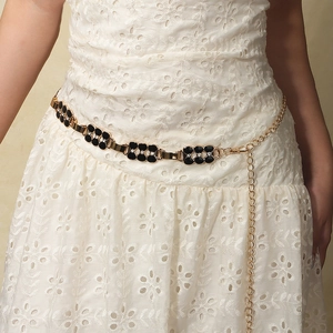 Chaîne de taille dorée élégante avec fleurs en émail noir et strass pour les robes