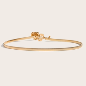 Détail de la ceinture chaîne dorée à ressort avec boucle élégante en forme de rose