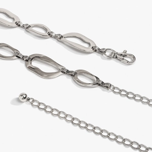 Dettaglio di una catena da vita in metallo argento con maglie ovali e chiusura a moschettone