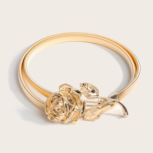 Détail d'une chaîne de taille dorée avec boucle rose 3D et maillons à ressort souples