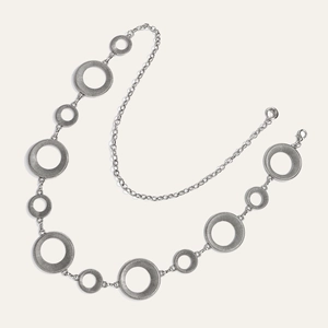 Detailopname van vintage zilveren metalen heupketting met ronde gegraveerde schakels