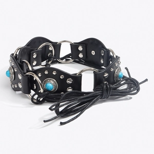 Détail d'une ceinture bohème en cuir avec incrustations de turquoise et anneaux argentés