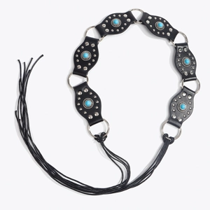 Vue détaillée de la ceinture bohème en cuir avec incrustations de turquoise et anneaux en métal