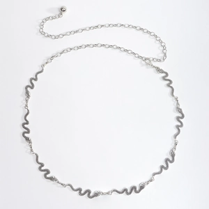 Dettaglio della cintura a catena serpente argento vintage con maglie metalliche e ciondolo regolabile
