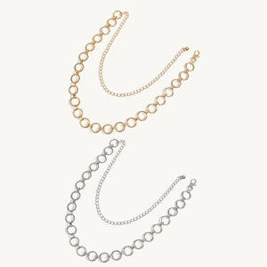 Detail van gelaagde goud- en zilkleurige geometrische lichaamsketting met karabijnsluiting
