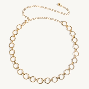Detailopname van een gouden holle ring kettingriem met verstelbare schakel en karabijnsluiting