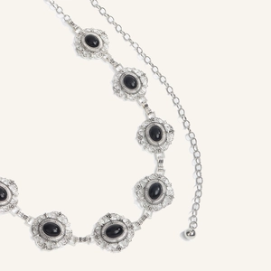 Dettaglio della catena da vita vintage in argento con filigrana e gemme nere incastonate