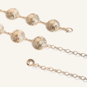 Elegante cintura a catena in metallo dorato con dischi a raggiera e chiusura regolabile
