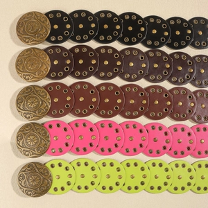Vintage Western Ledergürtel mit geprägten Metallschnallen in fünf leuchtenden Farben