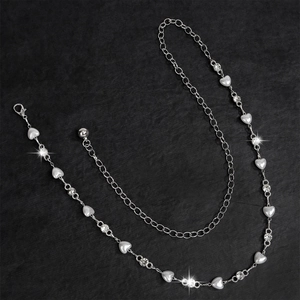 Damen Taillenkette aus Metall mit Herzen und Strasssteinen auf schwarzem Hintergrund