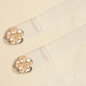 Detailansicht Doppelset cremefarbene elastische Taillengürtel mit goldener Blumenschnalle