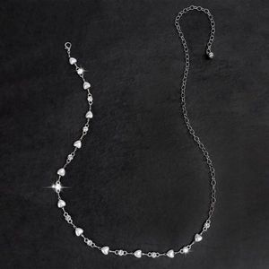 Detaillierte Nahaufnahme einer silbernen Herz-Taillenkette mit Strass und Perlen für Damen