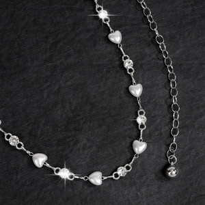 Eleganter silberner Taillenkette mit Herzperlen und Strasssteinen für Damenkleider