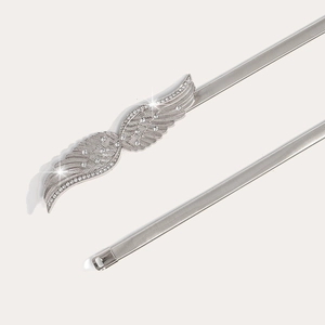 Détail de la ceinture élastique argentée avec boucle en forme d'ailes sertie de strass