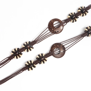 Detailansicht eines geflochtenen Boho-Gürtels mit Kokosnussschalen-Schnalle und Holzperlen