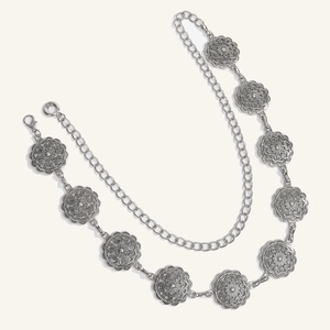Dettaglio catena in argento vintage con motivi mandala incisi e chiusura a moschettone regolabile