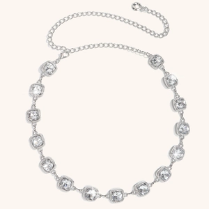 Detailansicht der silbernen Schmetterlings-Strass-Kette mit verstellbarem Karabinerverschluss