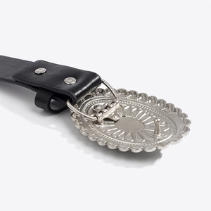 Cinturón vintage de estilo western negro con una gran hebilla de metal plateado grabado