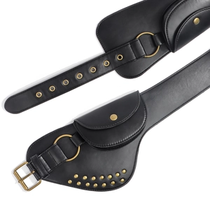Detailansicht Vintage Ledergürtel in Schwarz mit Nieten, Metallschnalle und kleiner Tasche