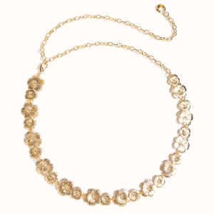 Detailansicht einer goldenen Metall-Taillenkette mit Blumen und verstellbarer Schließe