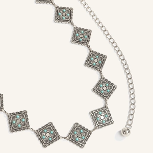 Dettaglio della catena in argento vintage con perline turchesi e maglie quadrate incise