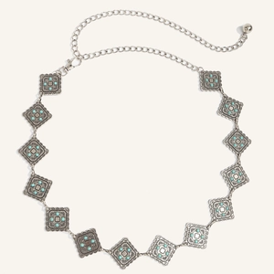 Dettaglio della catena in argento vintage con perline turchesi e incisioni floreali ornate
