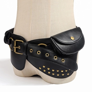 Detail eines schwarzen Ledergürtels im Punk-Stil mit goldenen Nieten und Bauchtasche