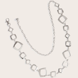 Detail einer silbernen, quadratischen Metall-Taillenkette mit Hummerverschluss-Verschluss