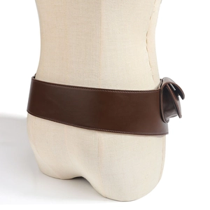 Detail eines dunkelbraunen Ledergürtels mit kleiner Tasche an einer Schaufensterpuppe
