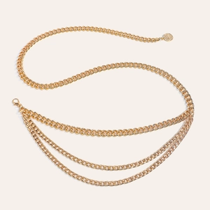 Detail einer dreilagigen goldenen Metall-Taillenkette mit Münzanhänger und Karabiner