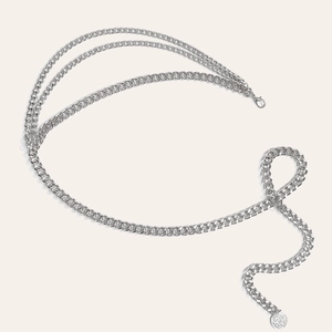 Detailansicht der mehrlagigen silbernen Metall-Taillenkette mit Flachpanzergliedern und Münze