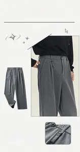 Dettaglio dei pantaloni casual grigio scuro con fibbia decorativa ad anello in metallo