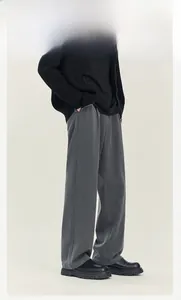 Dettaglio dei pantaloni grigi da uomo a gamba dritta con drappeggio di alta qualità