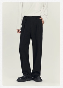 Dettaglio dei pantaloni neri business casual con taglio dritto e pieghe sul davanti