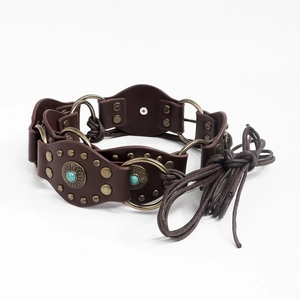 Détail de ceinture bohème avec clous tournesol turquoise et anneaux en bronze