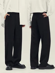 Pantaloni neri uomo a gamba larga con taglio dritto e caduta fluida in vista fronte-retro