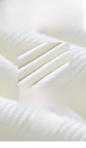 Detailopname van witte modal gebreide stof met verticale ribtextuur en een zachte afwerking