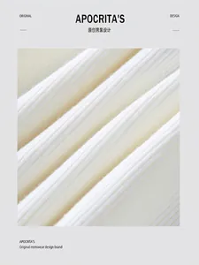 Heren gebreide trui met witte verticale ribtextuur en gelaagd kraagontwerp voor de herfst