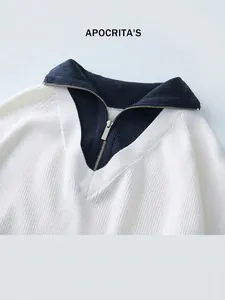 Witte heren trui met ribgebreide textuur en contrasterende donkerblauwe rits-polokraag