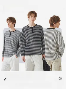 Detailweergave van gestreept T-shirt met lange mouwen en klassieke Henley-kraag met knopen