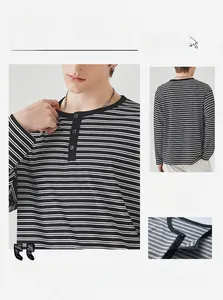 Detail van gestreept Henley-shirt met lange mouwen, knoopsluiting en contrasterende kraag