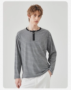 Detailopname van een gestreept Henley-shirt voor heren met zwarte contrastkraag en knopen
