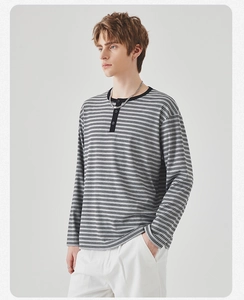 Detailopname van de grijs-zwart gestreepte Henley-hals met contrasterende knoopsluiting